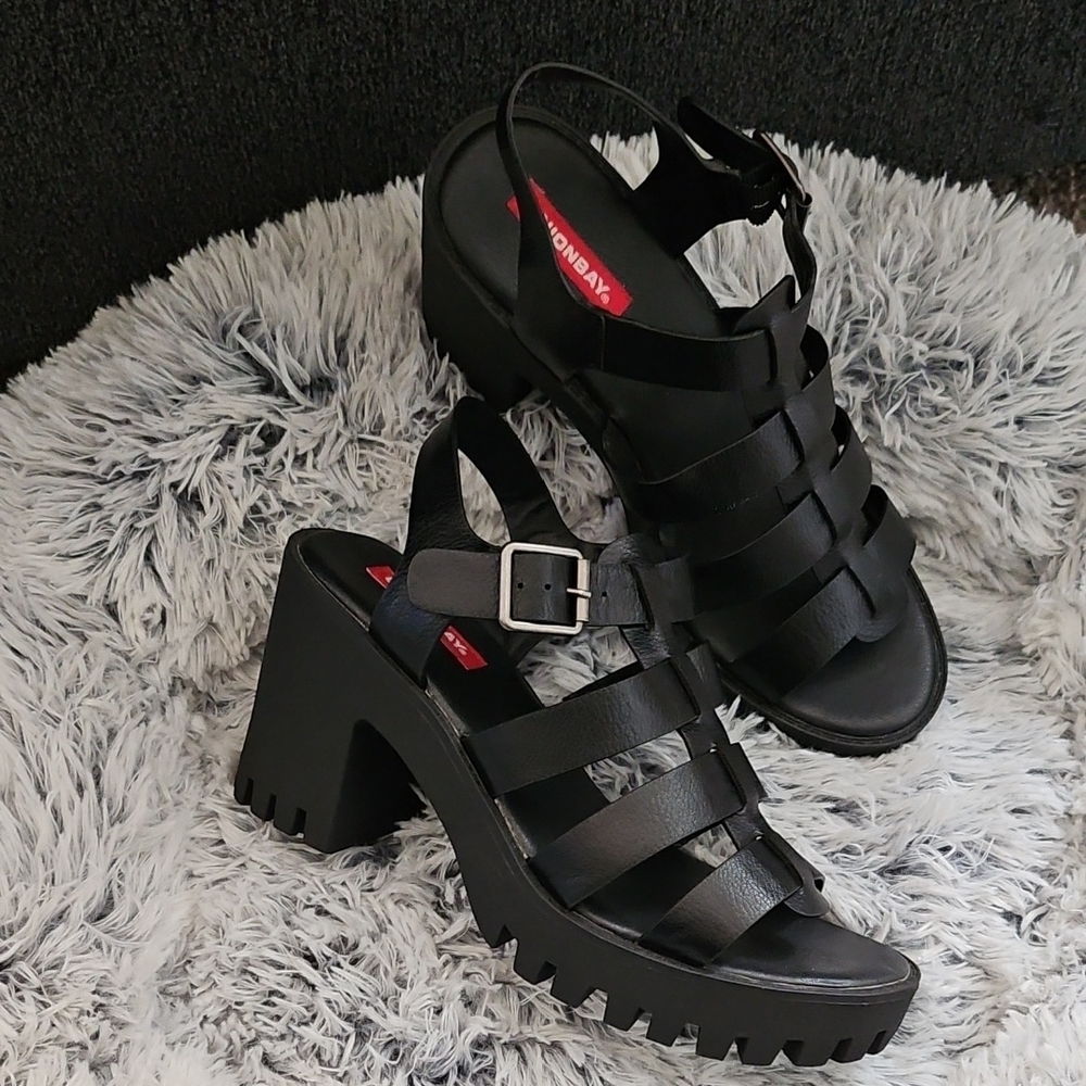 UNIONBAY Black Sandals with Platform Sole